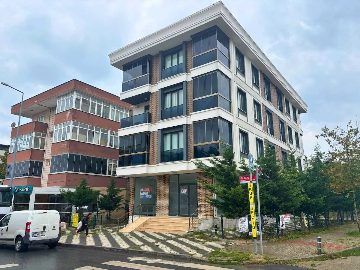BÜYÜKÇEKMECE KUMBURGAZ BURGAZ CAD. KÖŞE KONUM SATILIK DÜKKÂN