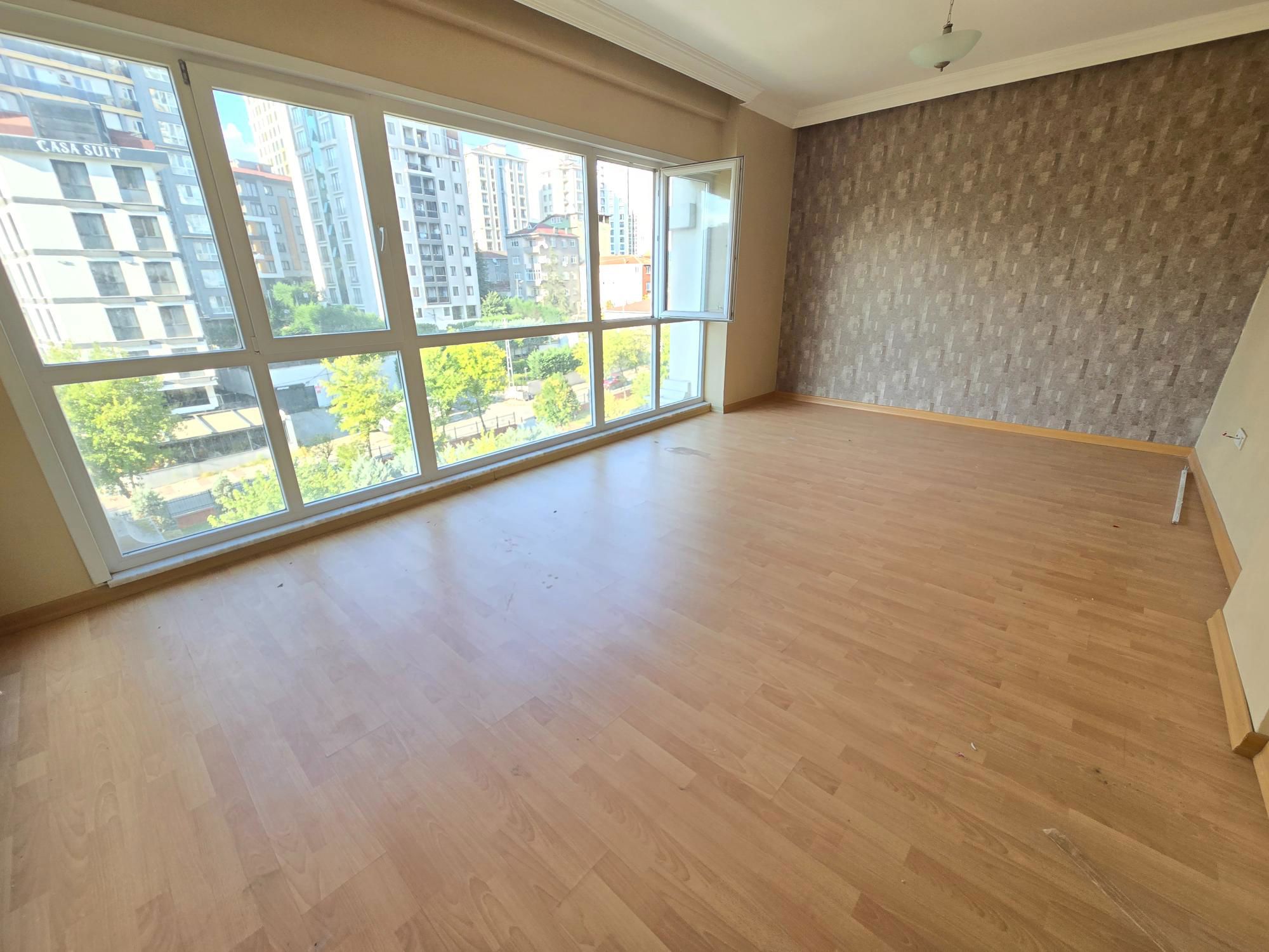 REMAX'DAN TAN ROYALPARK SITESI İSKANLI GÜVENLIK K.OTOPARKLI BOŞ