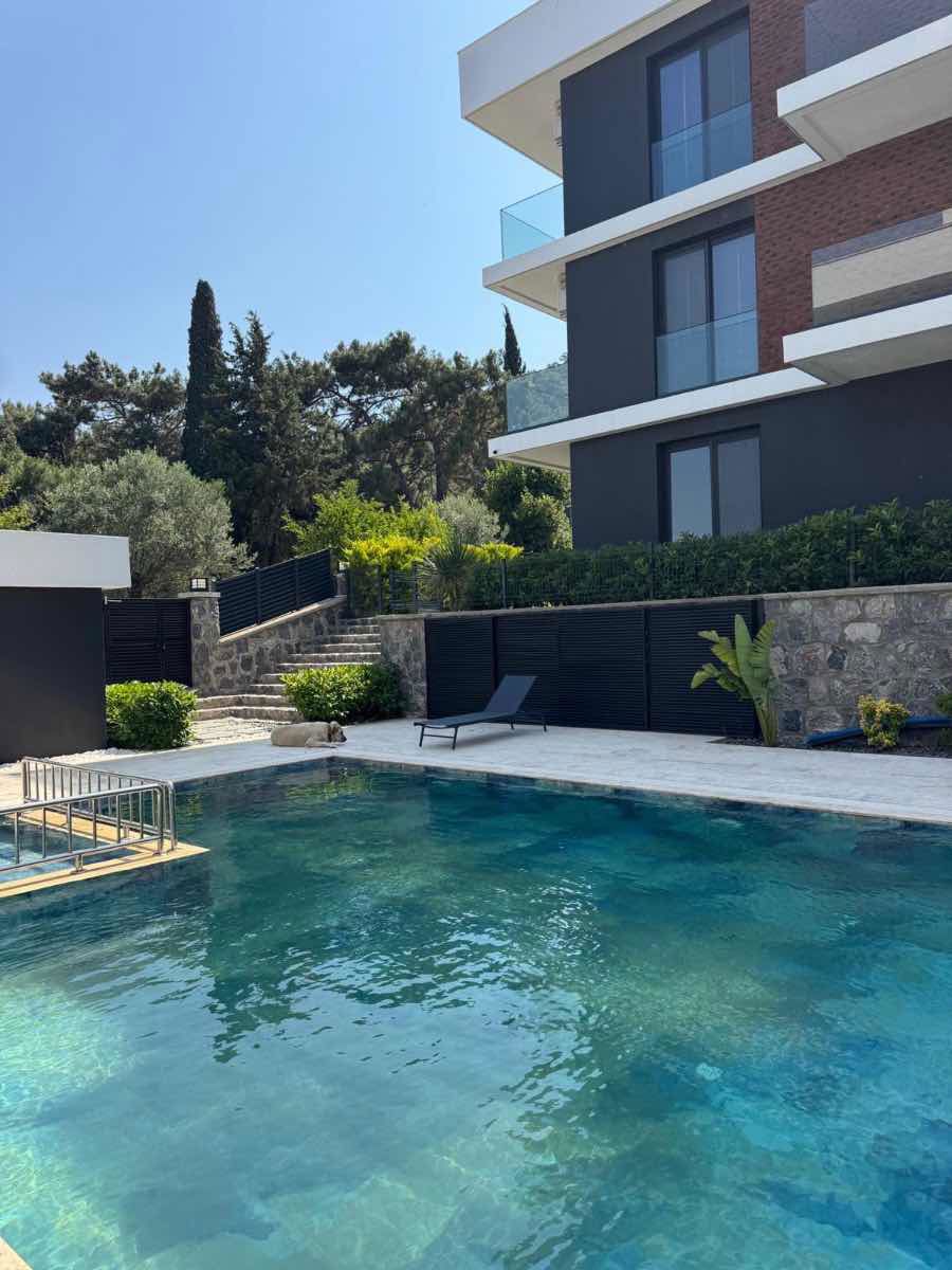 URLA GÜVENDIKTE EŞYALI BAHÇE KATI 2+1 KIRALIK REZIDANS DAIRESI