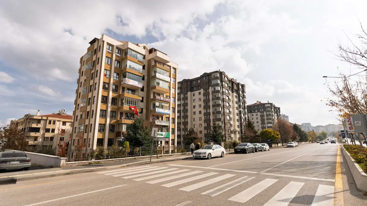 YAŞAMKENT CADDE CEPHE TİCARİ KULLANIMLI 4+1 DAİRE