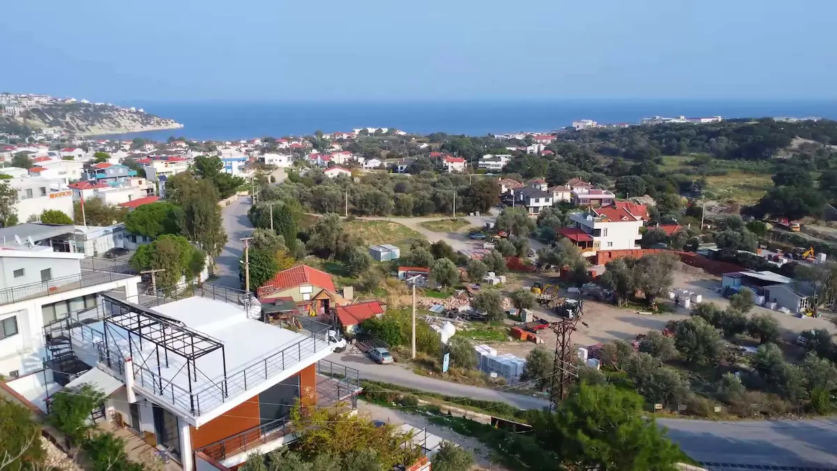 KARABURUN MERKEZDE 400 M2 ARSA VE 2 KATLI DAİRE
