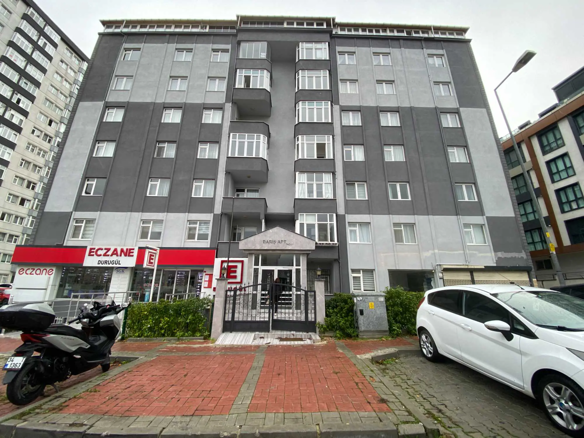 BARIŞ MAHALLESI'NDE, BAHÇEYE BAKAN, GÜVENLI VE BAKIMLI 3+1 SATILIK DAIRE