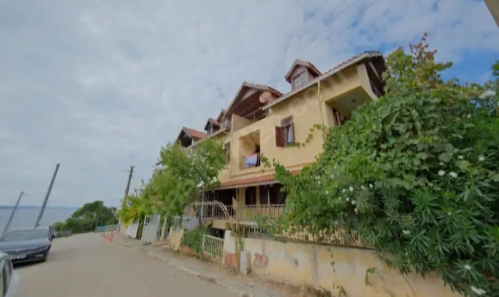  ﻿RE/MAX DREAM FARKIYLA  KANDIRA KERPE'DE DENİZE SIFIR MUHTEŞEM KONUMLU 5+1 EŞYALI SATILIK YAZLIK  