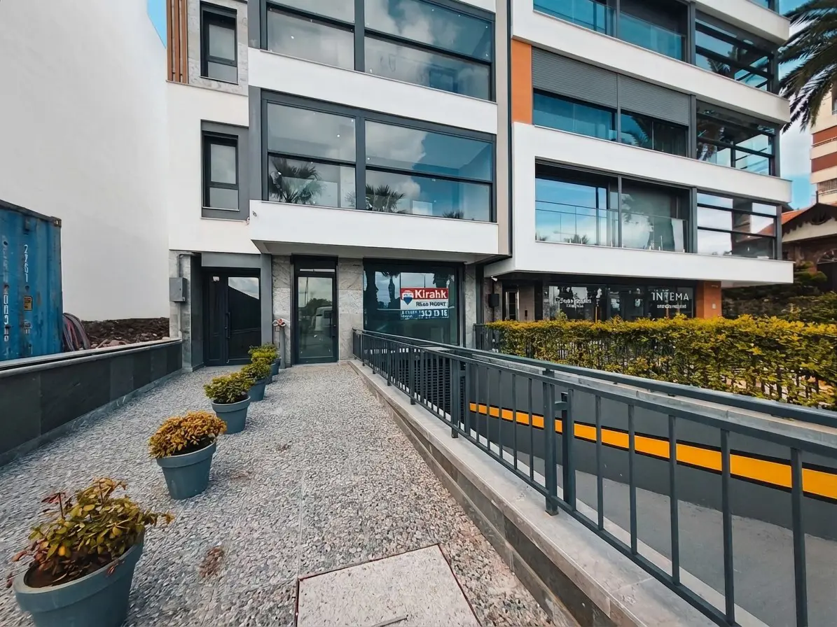 KARŞIYAKA YALISINDA KIRALIK 120 M2 OTOPARKLI DÜKKAN