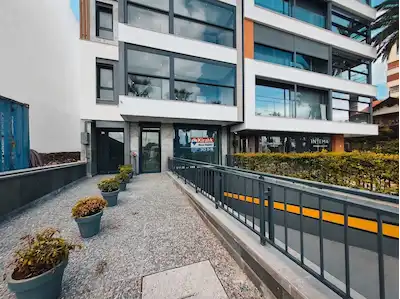 KARŞIYAKA YALISINDA KIRALIK 120 M2 OTOPARKLI DÜKKAN