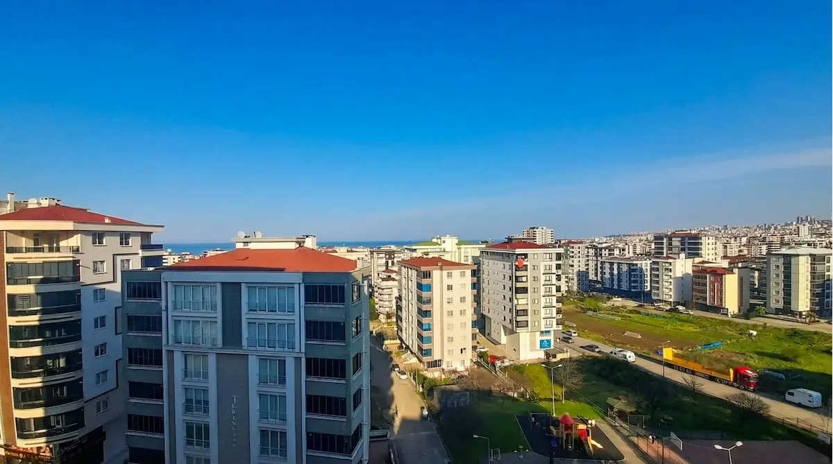 REMAX KUZEY'DEN YENİMAHALLE'DE DENİZ MANZARALI GENİŞ 1+1 EŞYALI KİRALIK