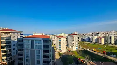 REMAX KUZEY'DEN YENİMAHALLE'DE DENİZ MANZARALI GENİŞ 1+1 EŞYALI KİRALIK