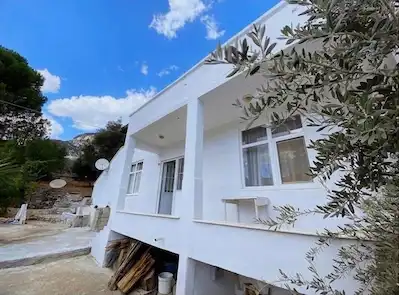 ANTALYA AKSU KARAÖZ'DE SATILIK ZEYTIN BAHÇELI ÇIFTLIK EVI