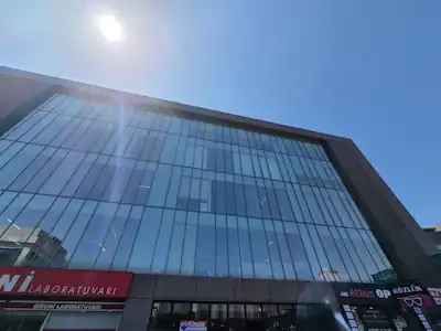 ATAŞEHİR HASTANELER BÖLGESİNDE 1400 M2 İÇİ YAPILI OFİS