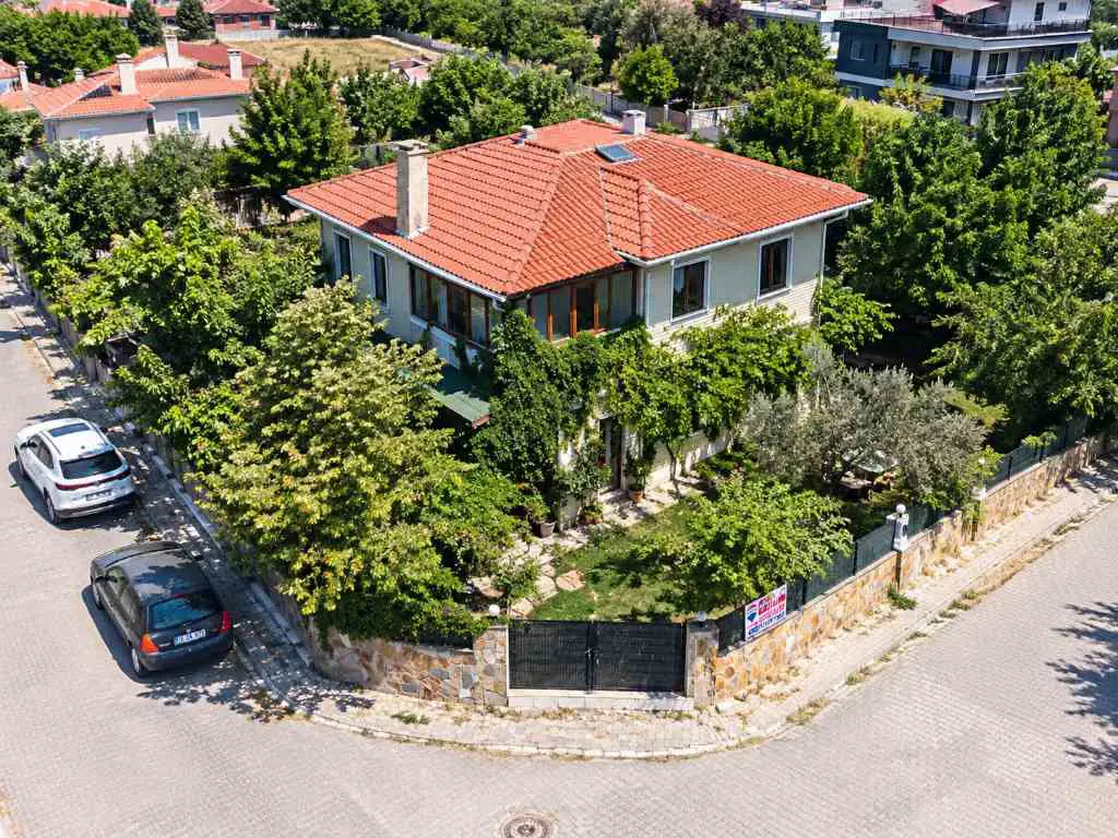 300 M2 MÜSTAKIL BAHÇELI,KONUT + TICARI KULLANIMA UYGUN 5+1 VILLA