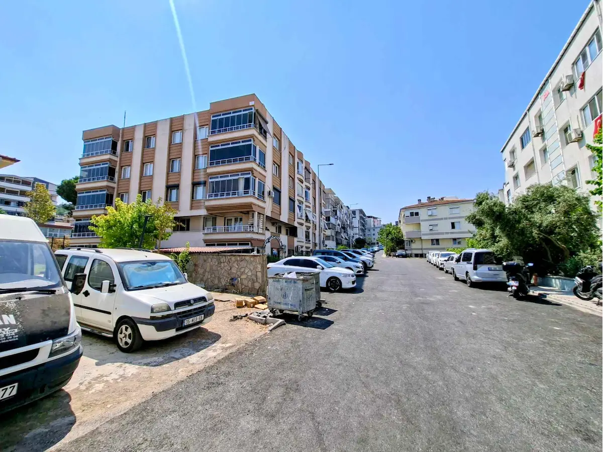 ALİAĞA KURTULUŞ İZSU KARŞISI 3+1 BAHÇE KATI | 125 M² NET | 3 BALKONLU | SATILIK DAİRE