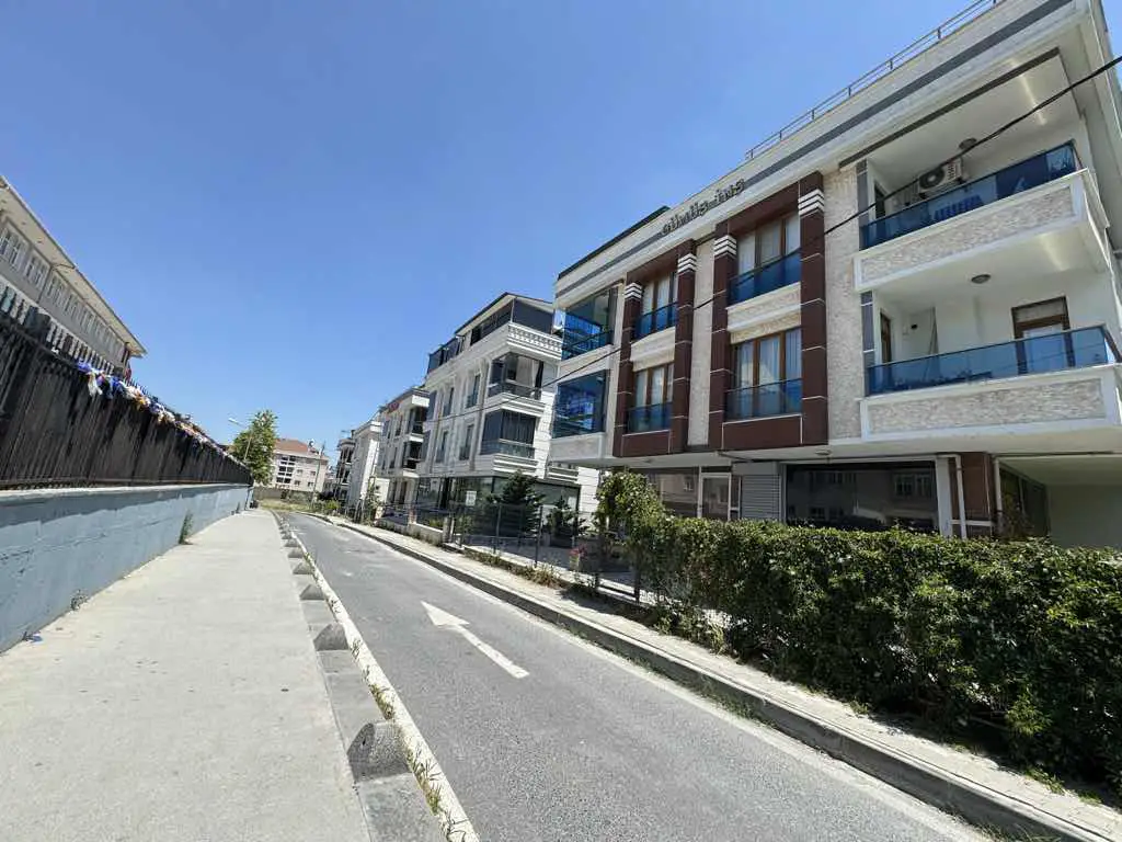 BEYLİKDÜZÜ’NDE KAVAKLI’DA, 3+1 BALKONLU, ÇİFT BANYOLU KİRALIK DAİRE
