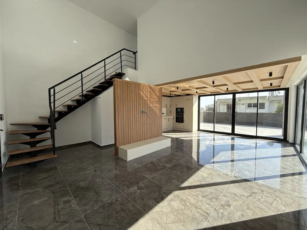 GIRNE MERKEZ BELLAPAIS YOLUNDA ZEMIN KAT ÖZEL TERASLI LOFT TIPI OFIS, DUKKAN