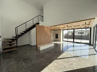 GIRNE MERKEZ BELLAPAIS YOLUNDA ZEMIN KAT ÖZEL TERASLI LOFT TIPI OFIS, DUKKAN