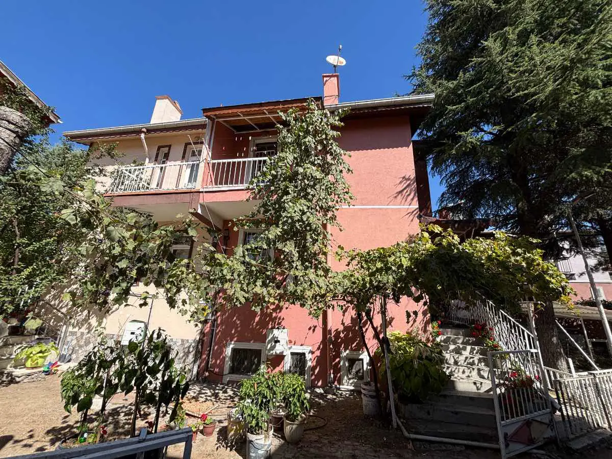 UĞUR MUMCU’DA GÜVEN BAŞARI SİTESİ’NDE 3+1 MÜSTAKİL EV | 180 M² BRÜT | BOŞ & KREDİYE UYGUN