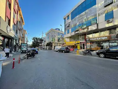 ÇEKMEKÖY ŞAHİNBEY CADDESİ'NDE  İSKANLI 500 M2 SATILIK DEPOLU DÜKKAN