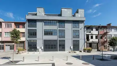 BAŞAKŞEHİR ÇEVRE SANAYİ’DE 5 KATLI, 2 YILLIK MÜSTAKİL SATILIK BİNA