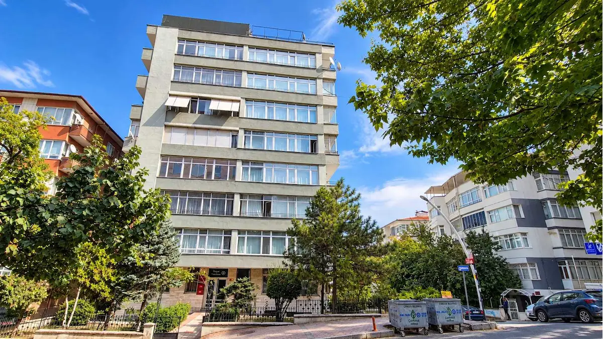 KIZILAY'DA MERKEZİ KONUMDA | ÖNÜ AÇIK, FERAH 3+1 FIRSAT DAİRE