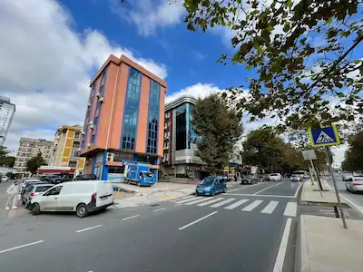 ATAŞEHİR KAYIŞDAĞI CADDESİ’NDE KİRALIK OFİS