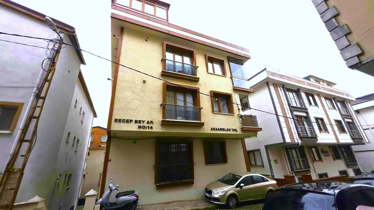 İÇERENKÖY'DE METROYA YAKIN GENÇ BİNADA YÜKSEK GİRİŞ 2+1 KİRALIK 3