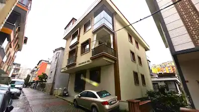 İÇERENKÖY'DE METROYA YAKIN GENÇ BİNADA YÜKSEK GİRİŞ 2+1 KİRALIK